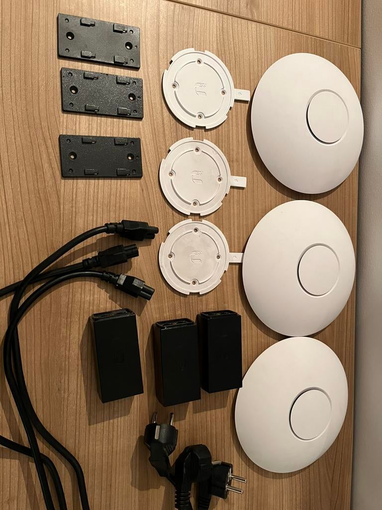 3x UNIFI AP-AC LR met PoE injector, Computers en Software, Accesspoints, Ophalen of Verzenden, Zo goed als nieuw