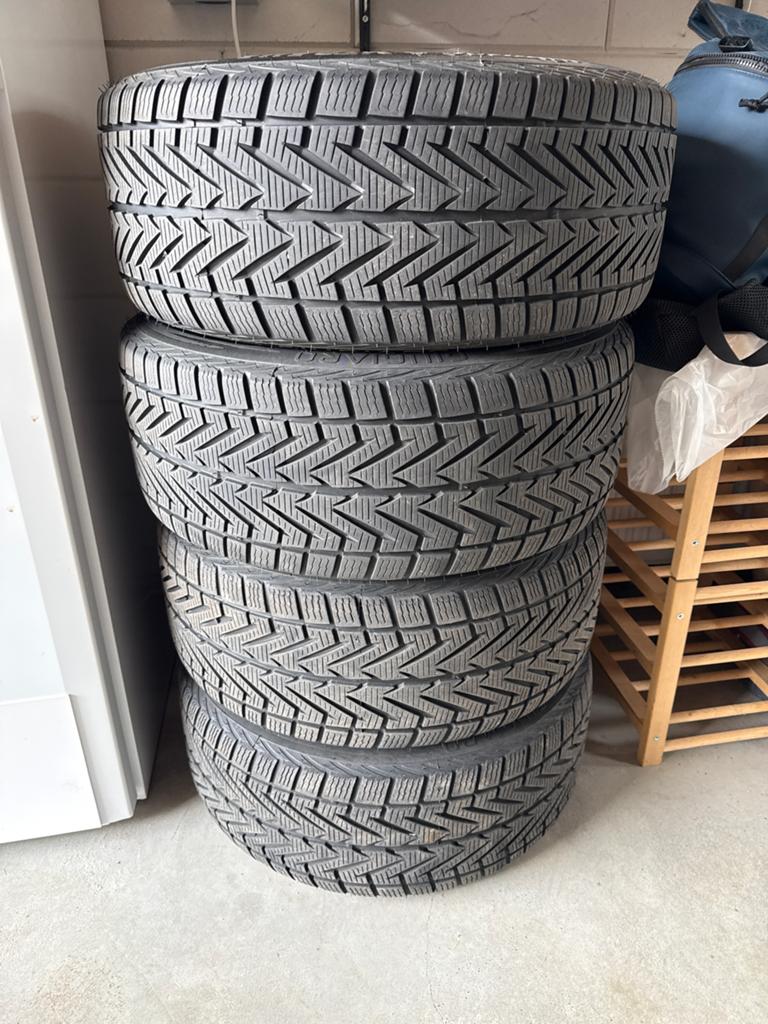 Winterbanden met velgen - Vredestein Wintrac Xtreme 235/45 R, Auto-onderdelen, Banden en Velgen, Gebruikt, Banden en Velgen, 17 inch