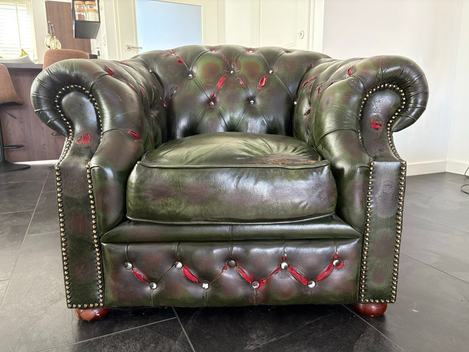 Chesterfield fauteuil - Groen leer, Ophalen, Gebruikt, Chesterfield bewerkt door kunstenaar  'wounded but not dead', 75 tot 100 cm