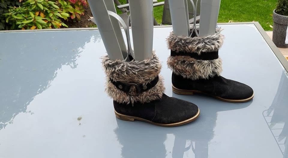 Deze zwarte suède laarzen zijn nieuw en hebben bont aan de, Zwart, Lage of Enkellaarzen, Nieuw, Ophalen of Verzenden