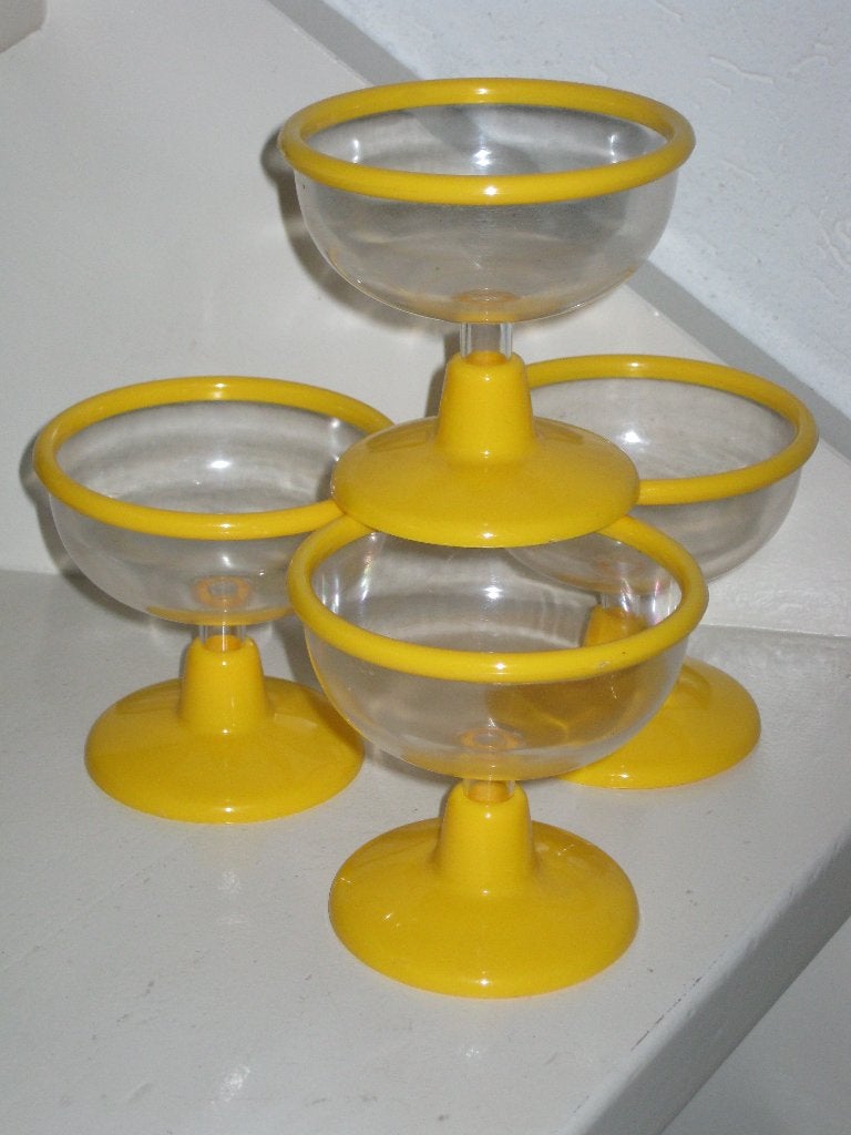 Vintage 4 Gele Kunststof Dessert Coupes, Huis en Inrichting, Ophalen, Overige materialen, Overige stijlen, Schaal of Schalen