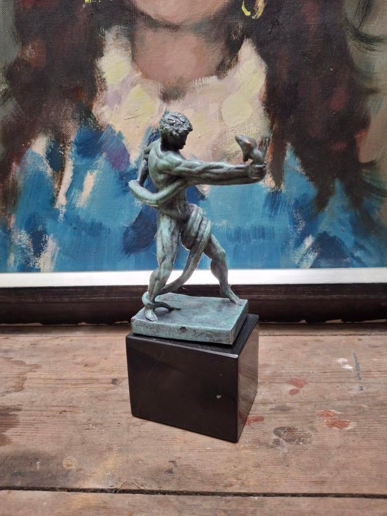 Groen gebronsd beeldje van atleet op marmeren voet, Antiek en Kunst, Ophalen of Verzenden
