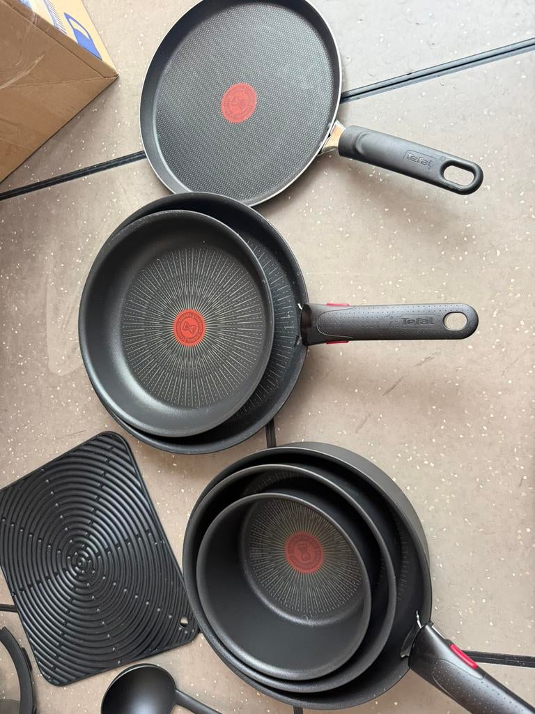6 tefal pannen + 1 tefal pollepel + le creuset onderzetter, Ophalen, Zo goed als nieuw, Gietijzer, Koekenpan of Braadpan