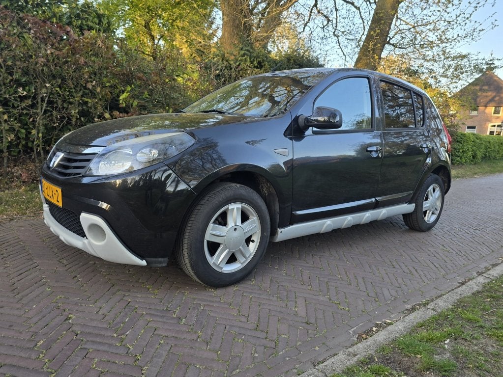 Dacia Sandero 1.2 Blackline (bj 2010), Auto's, Dacia, Gebruikt, 31 €/maand, Zwart, Origineel Nederlands