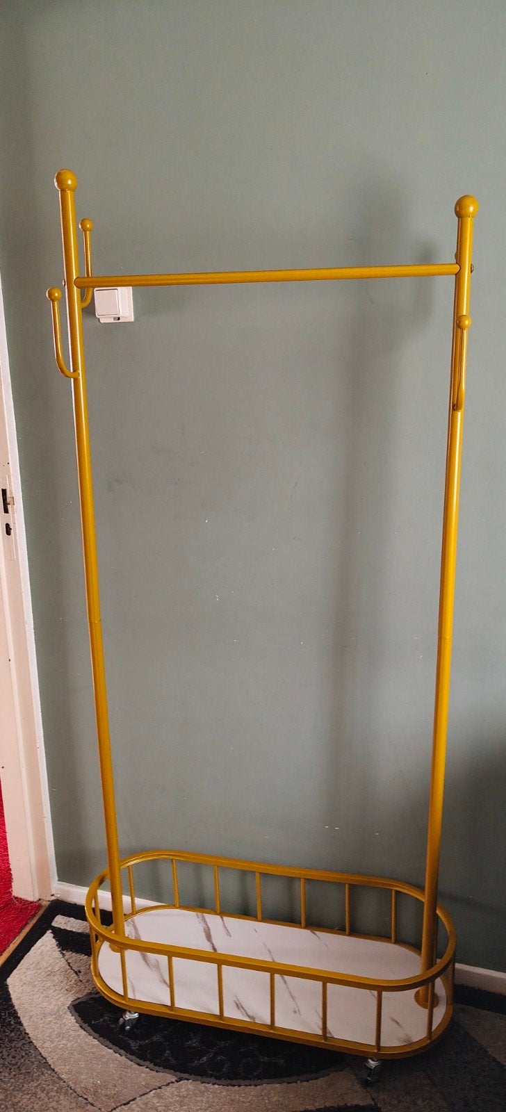 Leuke gele kapstok met marmerlook plank, zo goed als nieuw, Ophalen of Verzenden, Zo goed als nieuw, Metaal, Staande kapstok