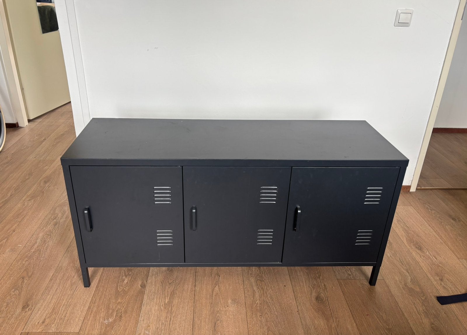 Metalen lage kast - Zwart dressoir met 3 deuren, Huis en Inrichting, Kasten | Overige, Ophalen, Gebruikt