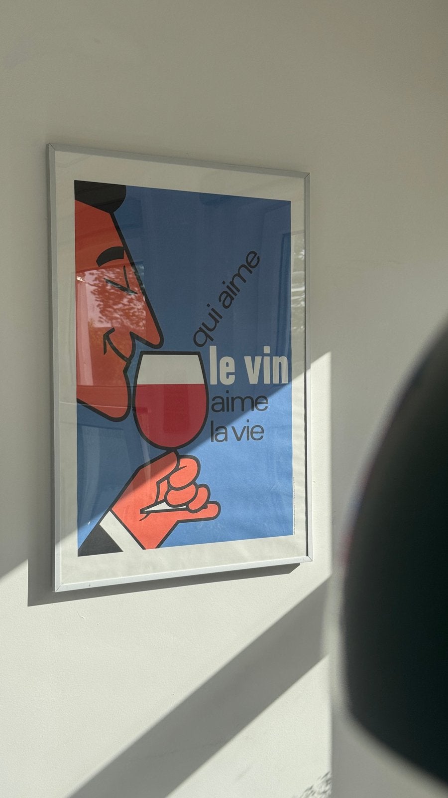 Vintage Franse Wijn Poster - Qui aime le vin aime la vie, Huis en Inrichting, Ophalen of Verzenden, Gebruikt, 50 tot 75 cm, 50 – 75