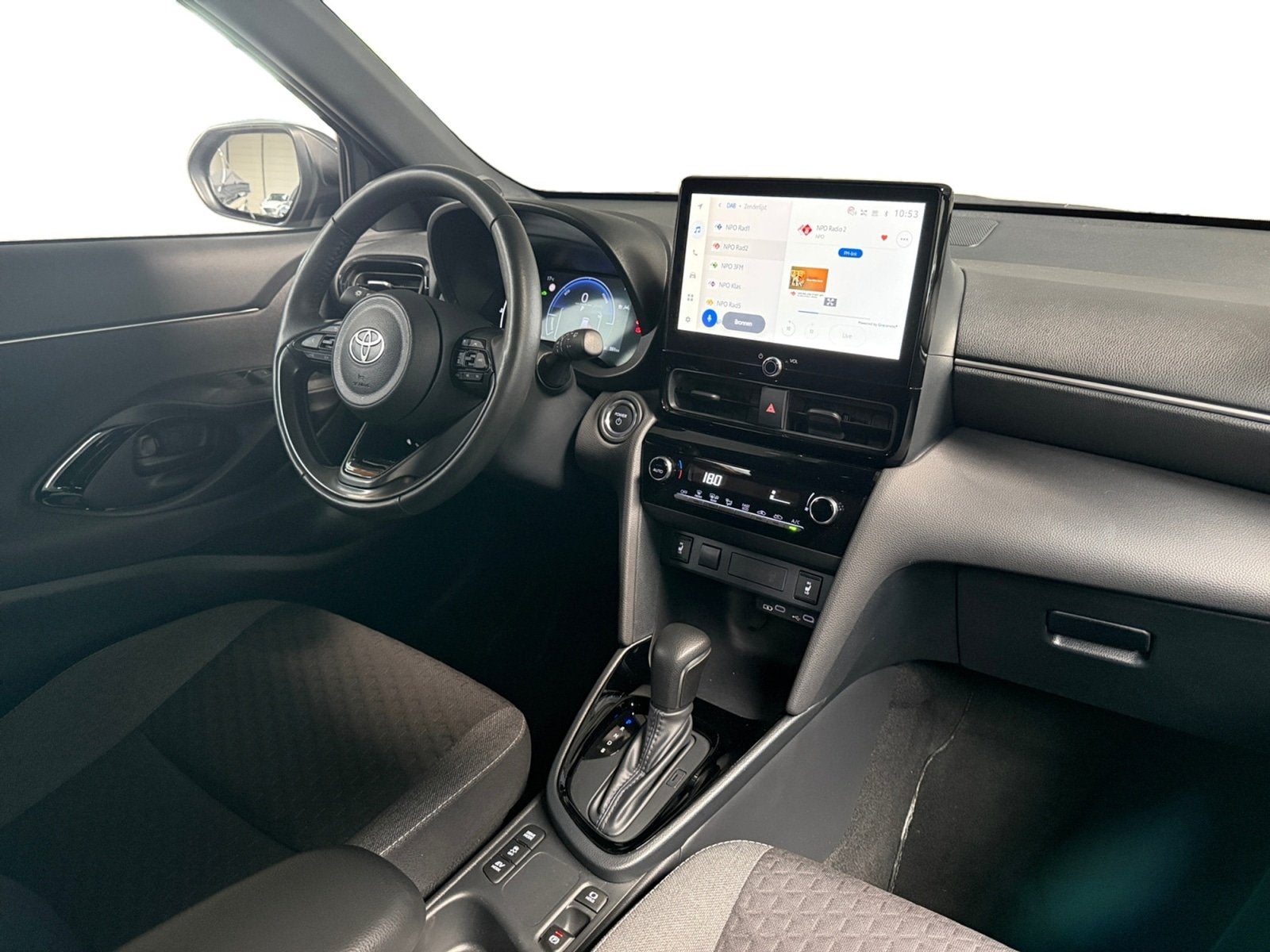 Toyota Yaris Cross 1.5 Hybrid 115 Dynamic I Stuur en Stoelve, Auto's, Stof, Gebruikt, 4 cilinders, 116 pk