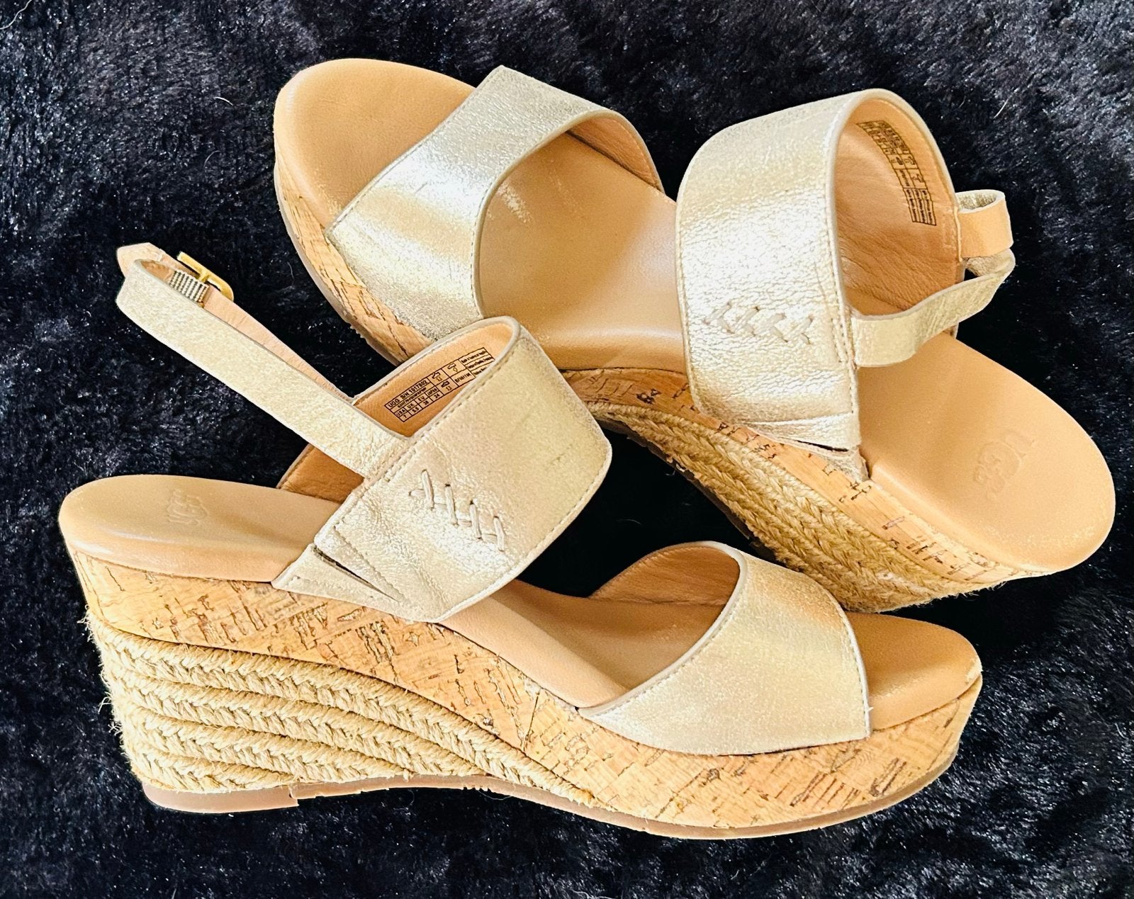 Gouden UGG Sandalen met sleehak - Maat 38, Overige kleuren, Zo goed als nieuw, Sandalen of Muiltjes, Ophalen of Verzenden