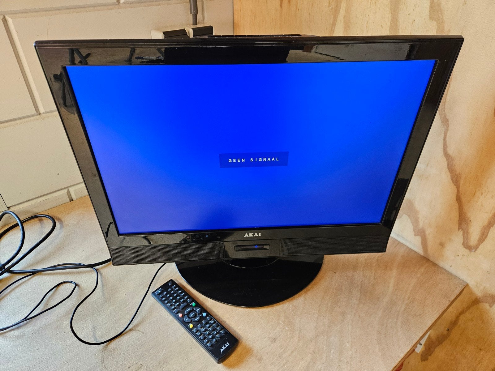 Akia 22 inch tv met ingebouwde dvd speler, Gebruikt, 50 Hz, 40 tot 60 cm, Ophalen