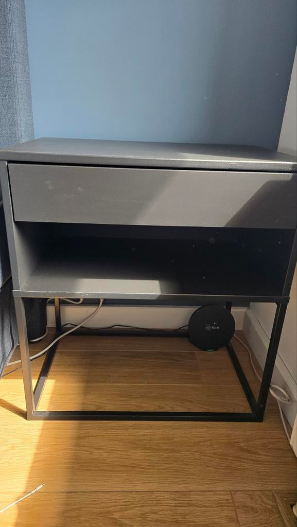 Ikea Vikhammer Zwart nachtkastje met lade en open vak, Ophalen, Gebruikt, 55 tot 70 cm, 45 tot 65 cm