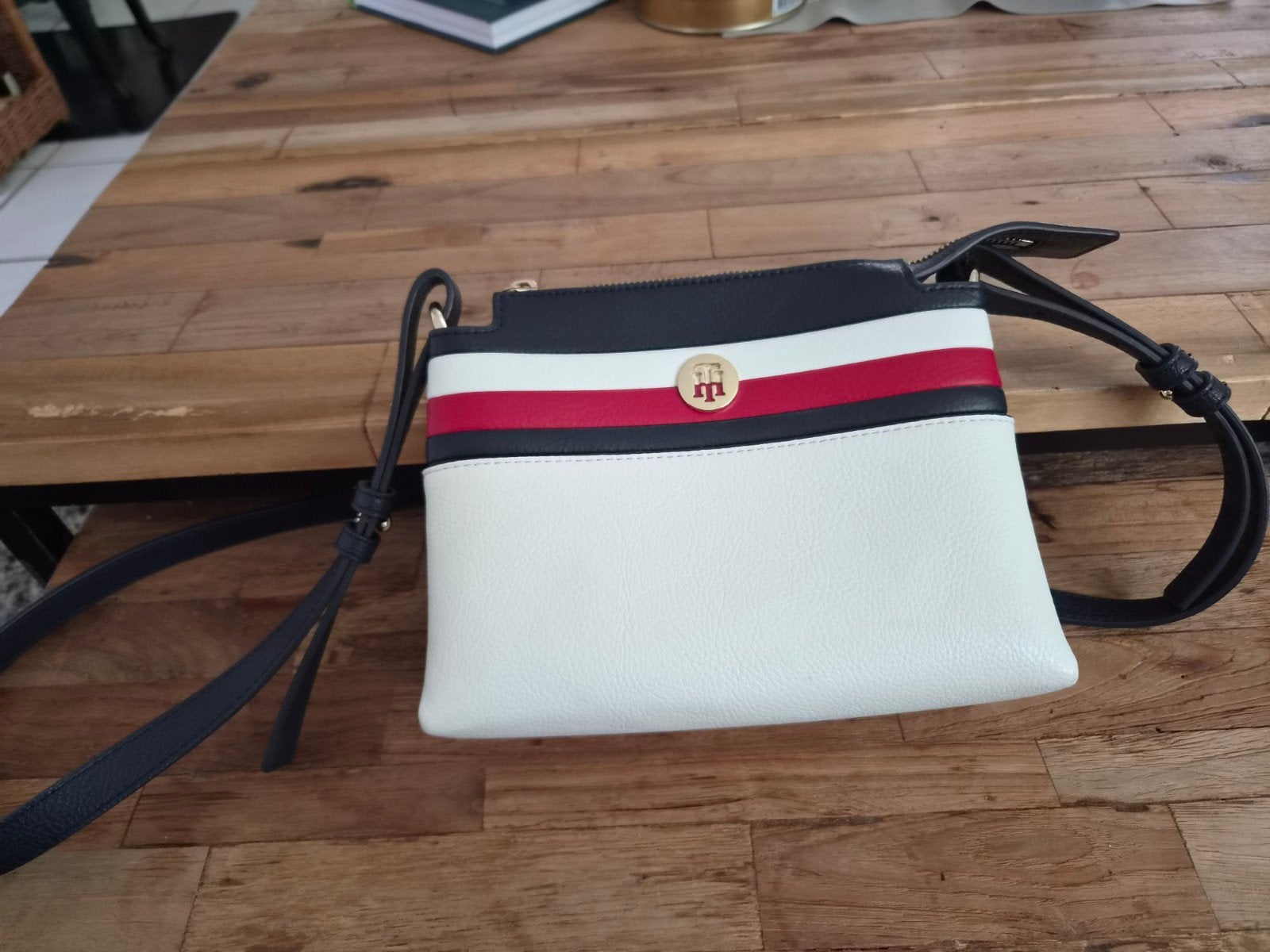 Tommy Hilfiger Schoudertasje, Ophalen of Verzenden, Zo goed als nieuw, Wit, Schoudertasje