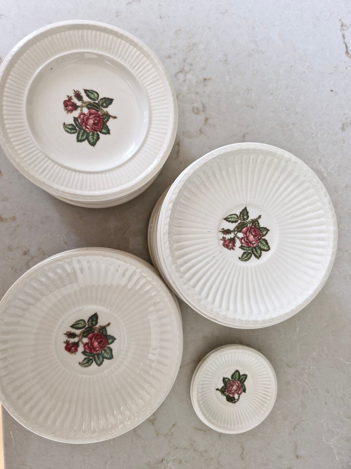 Vintage servies met rozenmotief - wedgewood Moss Rose,, Ophalen