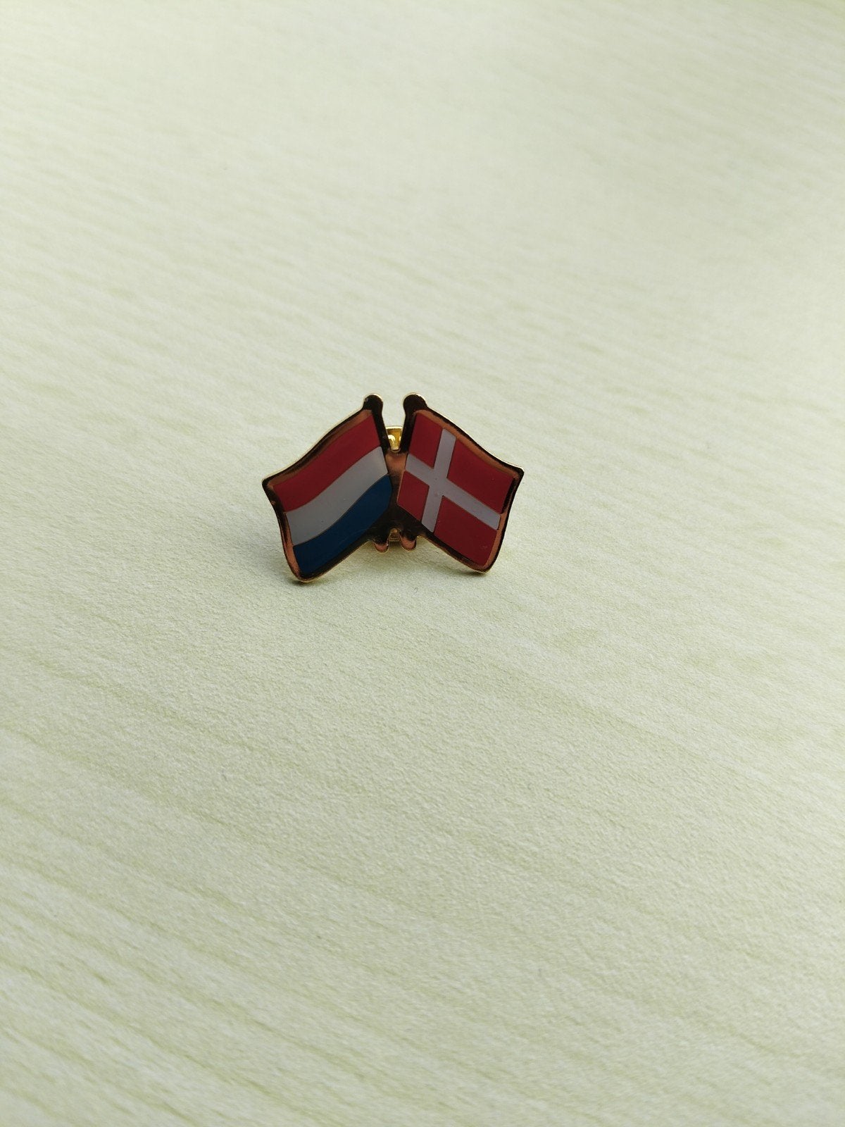 Vlaggen pins Nederland Denemarken, Ophalen of Verzenden, Overige onderwerpen