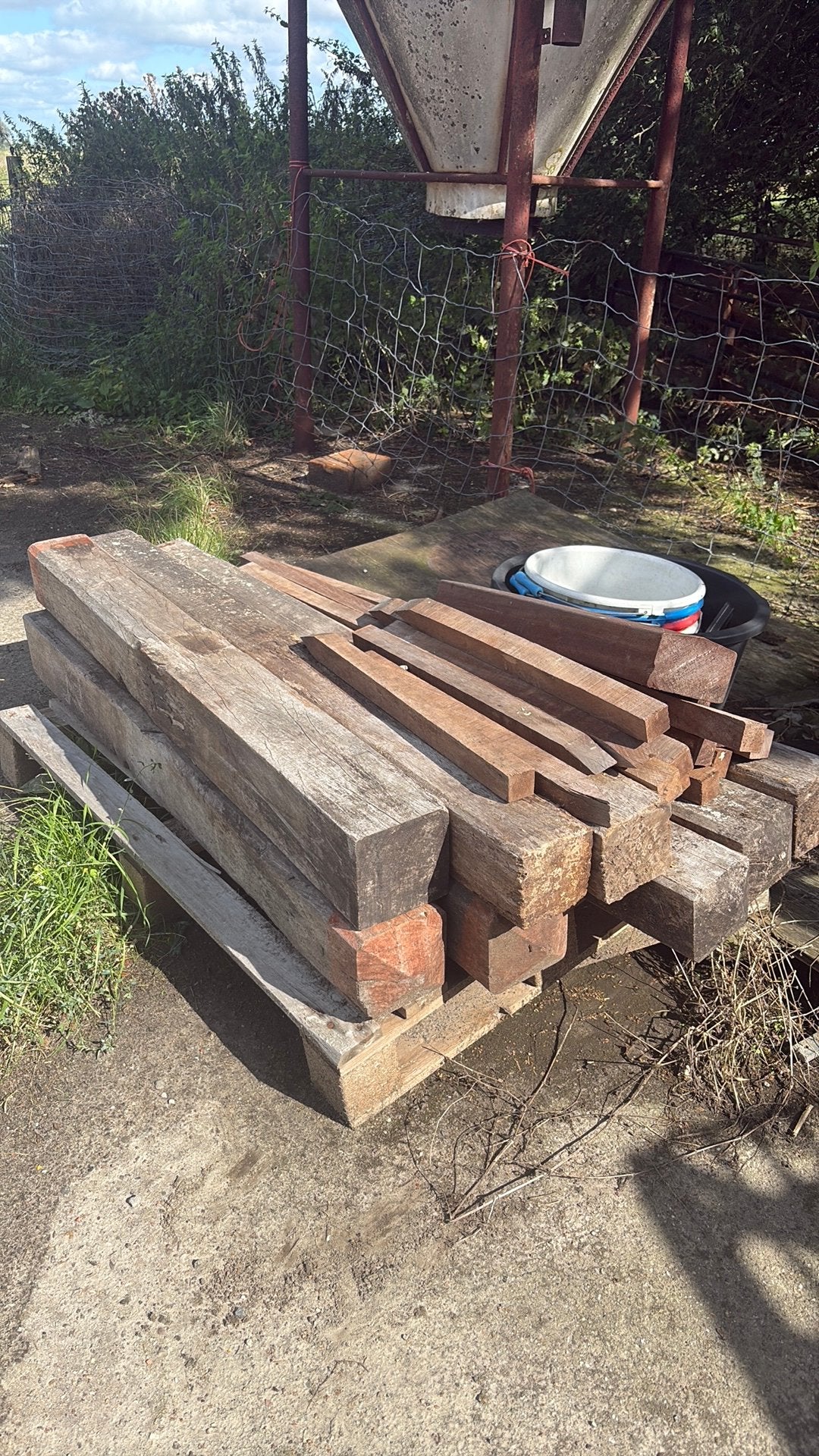 Hard houten palen en piket paaltjes, Tuin en Terras, Palen, Balken en Planken, Ophalen, Zo goed als nieuw, Palen