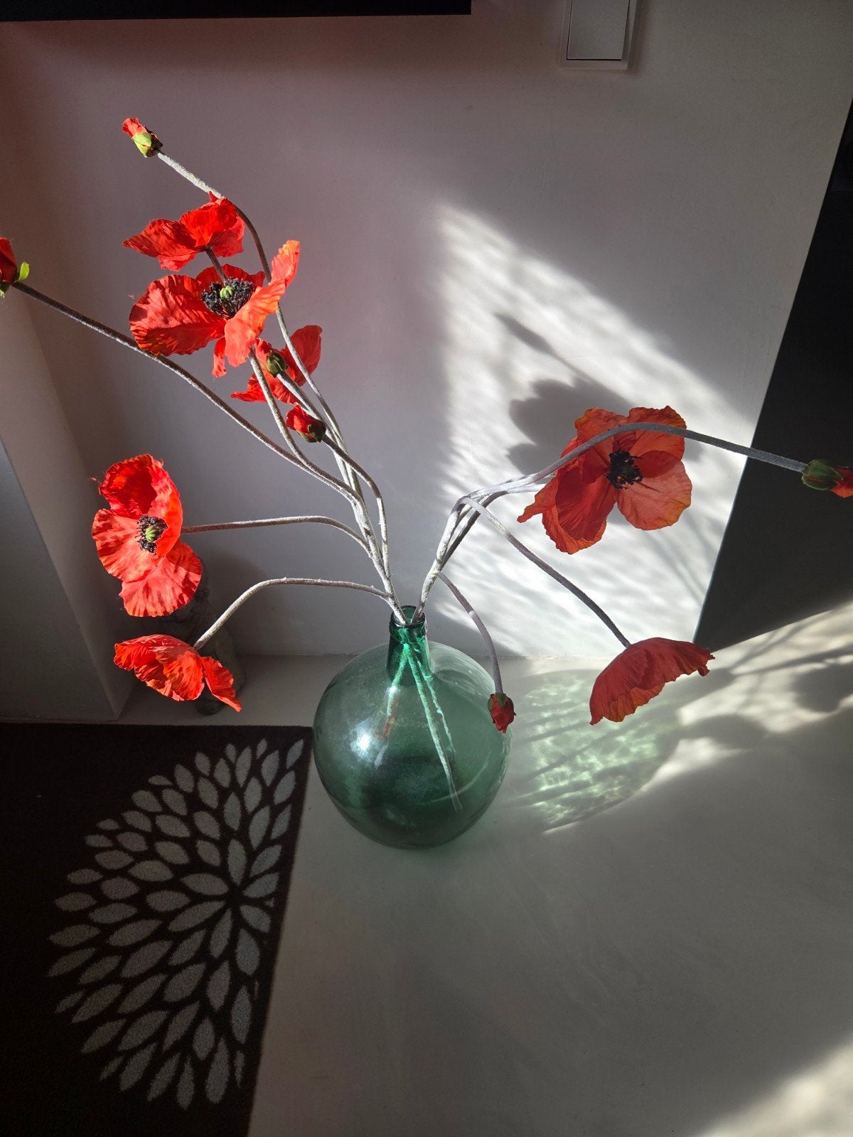 Grote groene glazen wijnballon/dame-jeanne met kunstbloemen, Ophalen, Gebruikt, Inclusief decoratie, Glas