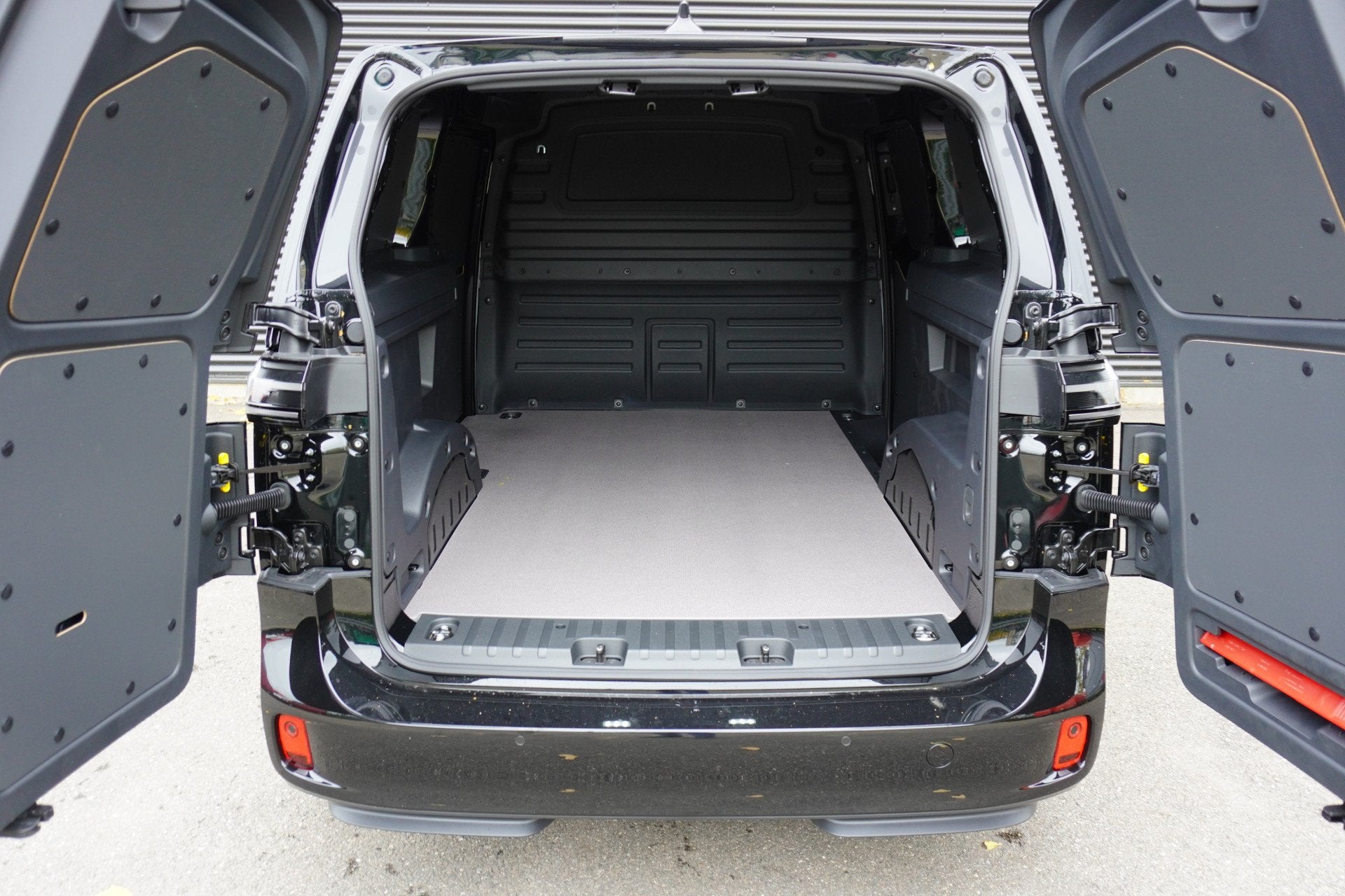 Volkswagen ID. Buzz Cargo 79kWh Accu 286 PK Achterdeuren 3-Z, Auto's, Automaat, Dealer onderhouden, Gebruikt, Zwart