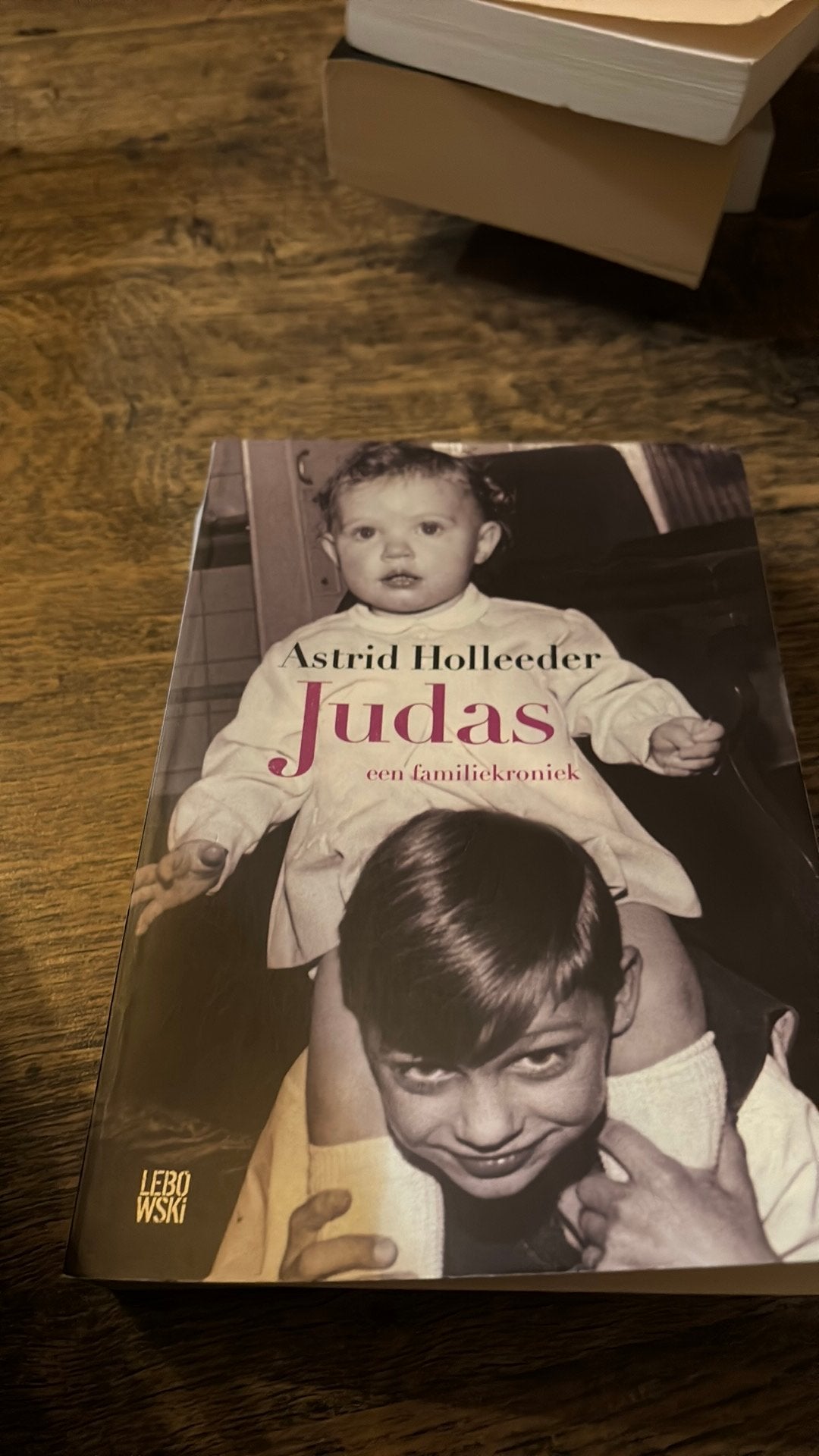 Judas astrid Holeerder, Ophalen of Verzenden, Gelezen