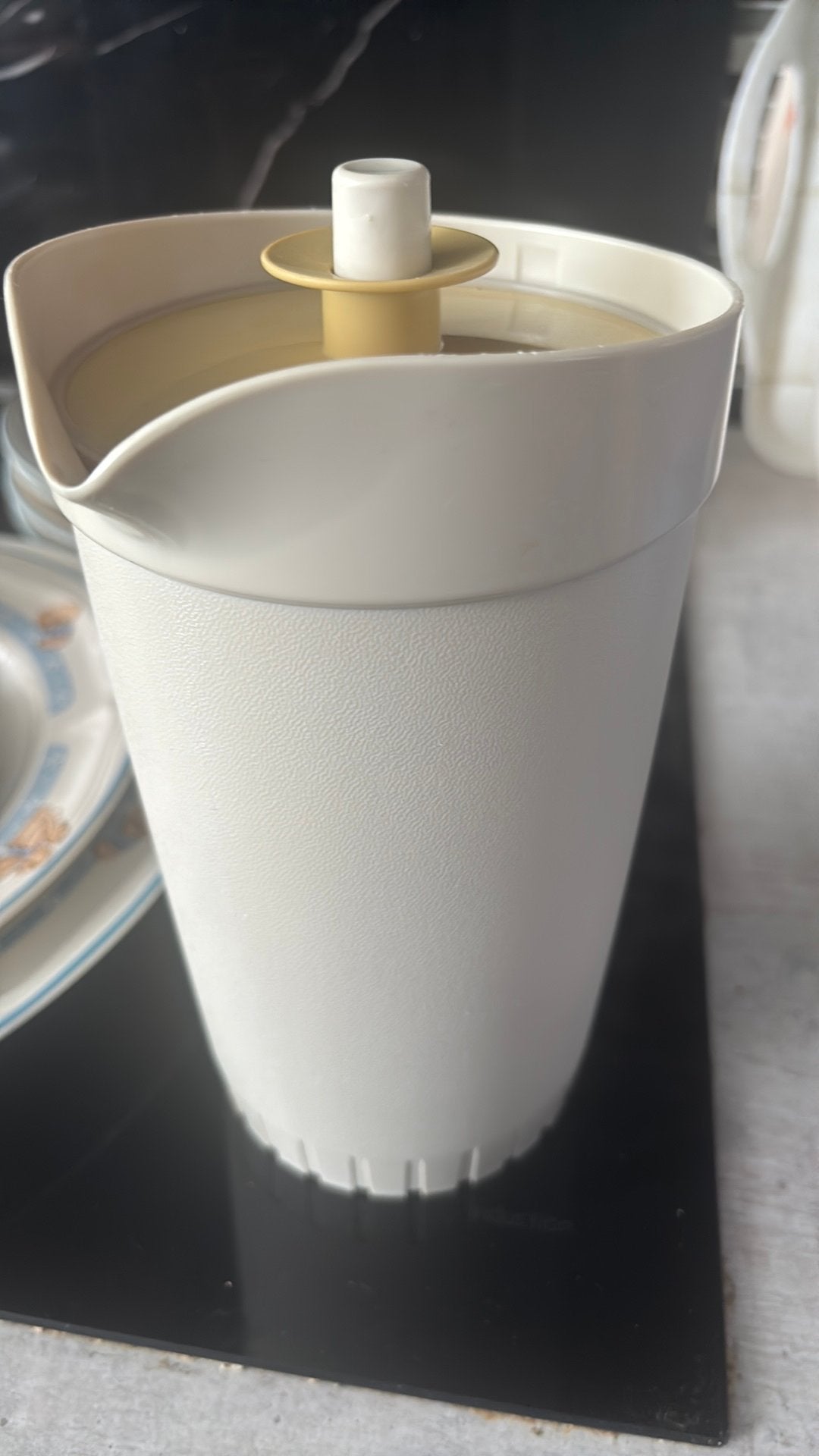 Tupperware Maatkan met Zeef - Vintage Keukenhulp, Huis en Inrichting, Keuken | Tupperware, Ophalen of Verzenden, Gebruikt, Crème