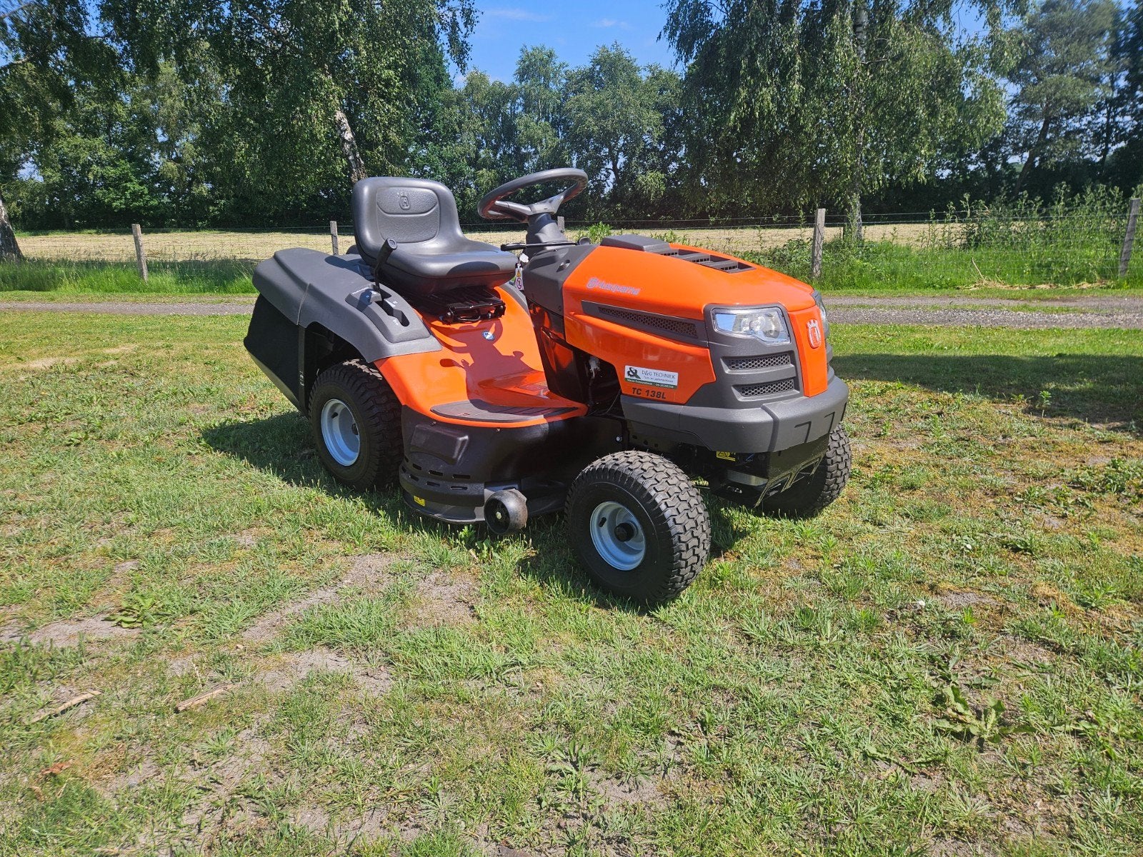 Husqvarna TC 138L zitmaaier, Tuin en Terras, Zitmaaiers, Ophalen, Opvangbak, Zo goed als nieuw, HUSQVARNA