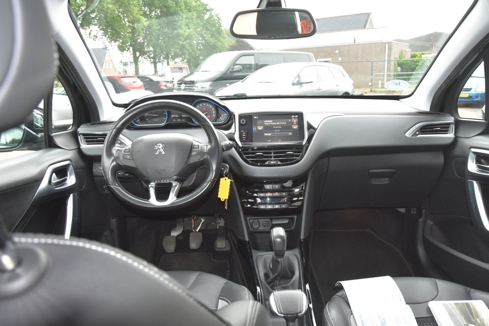 Peugeot 2008 1.2 111PK Allure. LMV, CLIMA, Trekhaak, Hoogzit, Auto's, Gebruikt, Euro 6, 1270 kg, Bedrijf