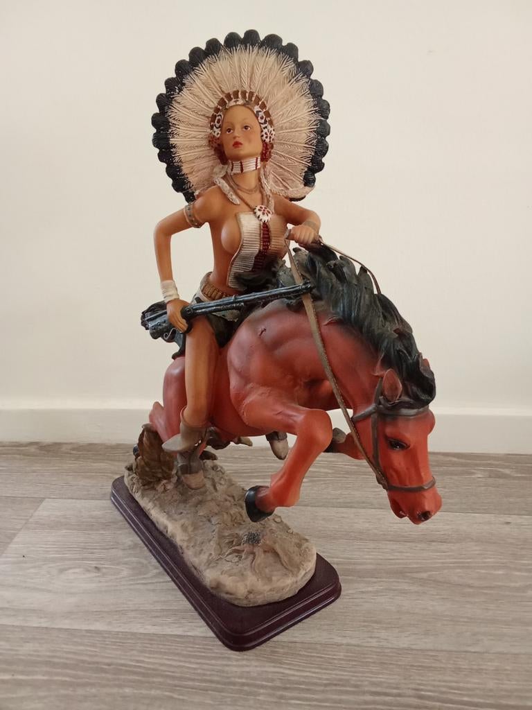 Mooi beeld van Indiaanse vrouw op paard, 40 cm, Antiek en Kunst, Kunst | Beelden en Houtsnijwerken, Beeld, Composieten, Vrouw
