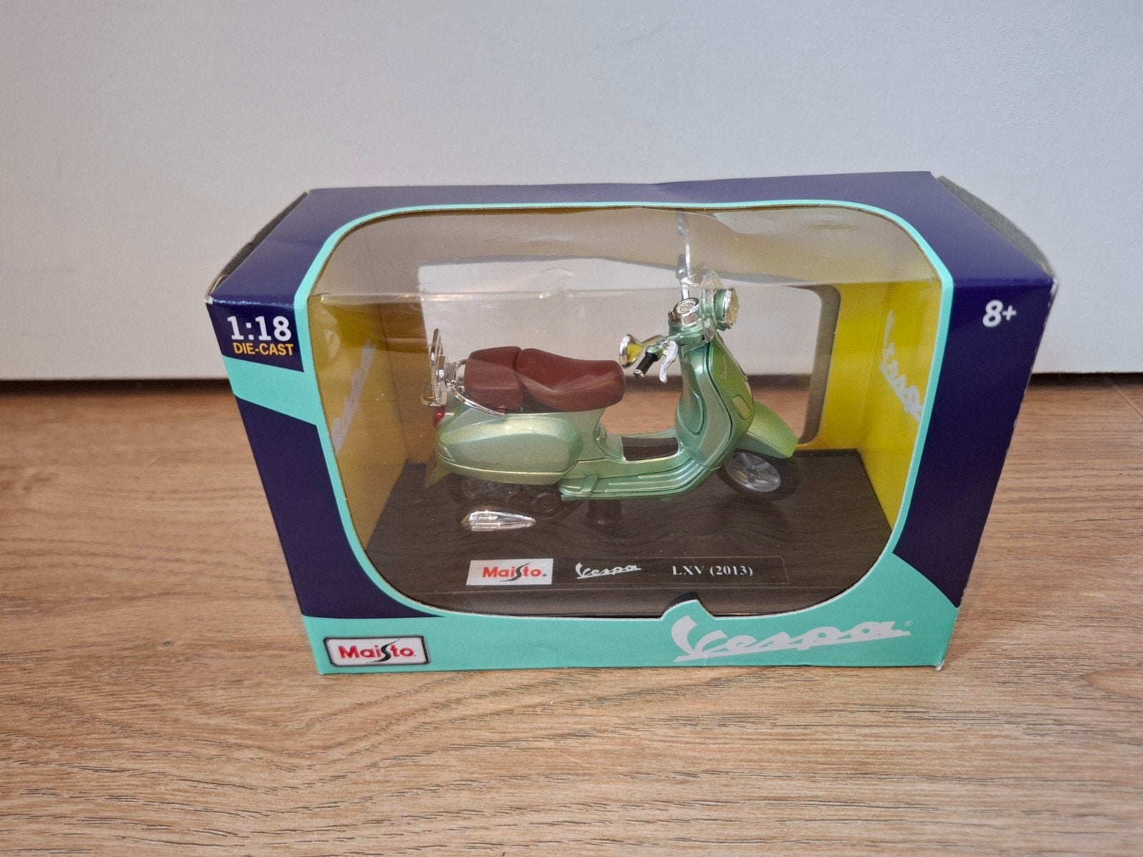 Vespa LXV (2013) modelscooter 1:18 in doos, Ophalen of Verzenden, Nieuw, Overige typen, Maisto