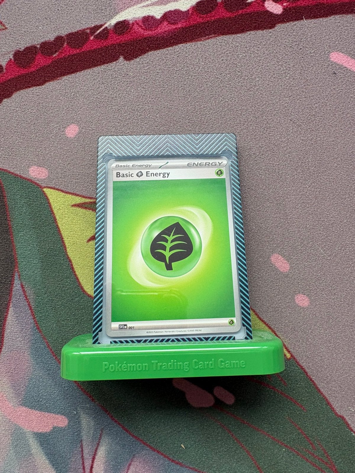 Display Case & Stand Pokémon TCG Grass Energy 001  Ultra PRO, Ophalen of Verzenden, Nieuw