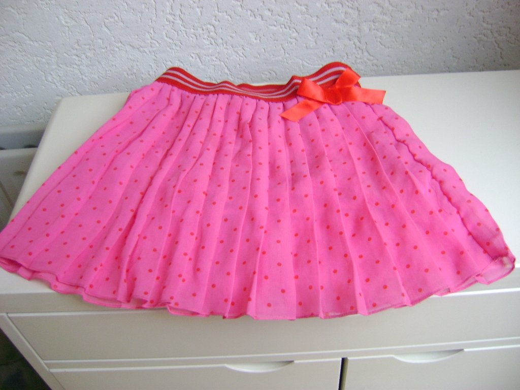 roze geplooide rok maat116 met rode elastische band en strik, Ophalen of Verzenden, Zo goed als nieuw, Meisje, Jurk of Rok