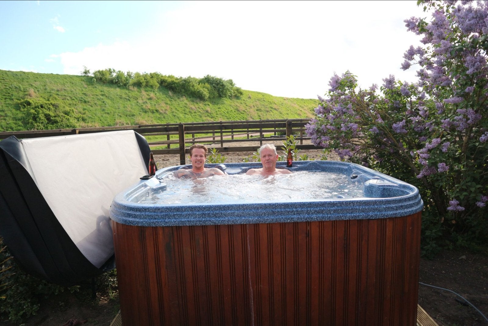 Luxe Jacuzzi met houten ombouw en afdekzeil 5/6 persoons, Ophalen, Gebruikt, Afdekzeil, Vast