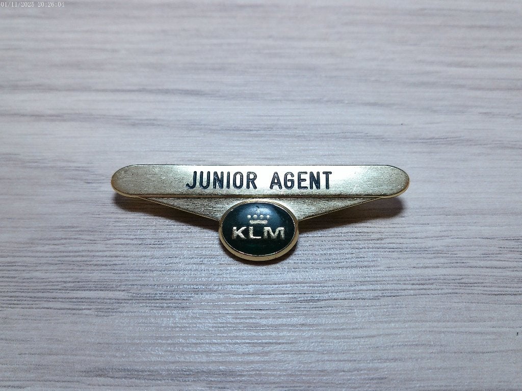 KLM speld Junior Agent - achterzijde gemerkt Delta Houten, Ophalen of Verzenden, Zo goed als nieuw, Patch, Badge of Embleem