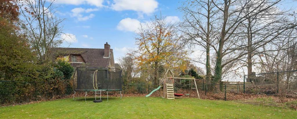 Speeltoestel met glijbaan en trampoline, Ophalen, Zo goed als nieuw, Glijbaan