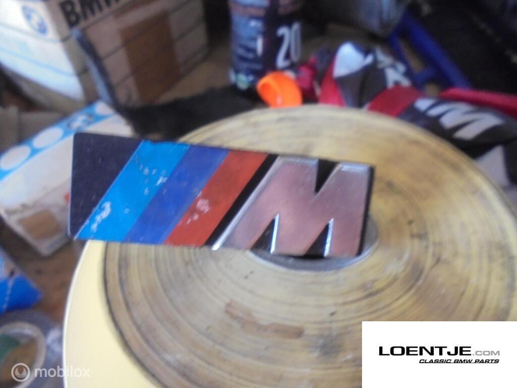 M logo voor in de grill bmw e21 e30 e28 e23 e24 etc, Gebruikt, Ophalen of Verzenden, BMW, BMW