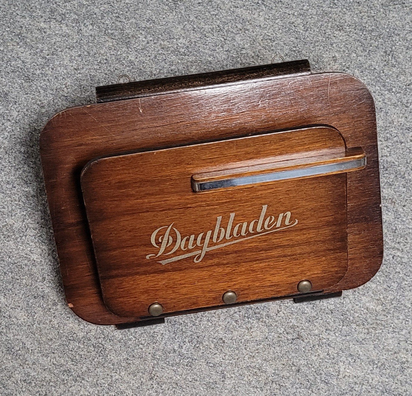 Vintage houten krantenbak 'Dagbladen', Huis en Inrichting, Gebruikt, Verzenden, Vintage, Hout