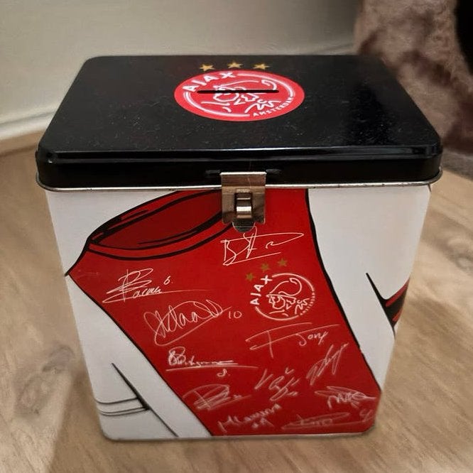 Ajax spaarpot met handtekeningen, Verzamelen, Ophalen, Gebruikt, Metaal of Blik, Overige thema's