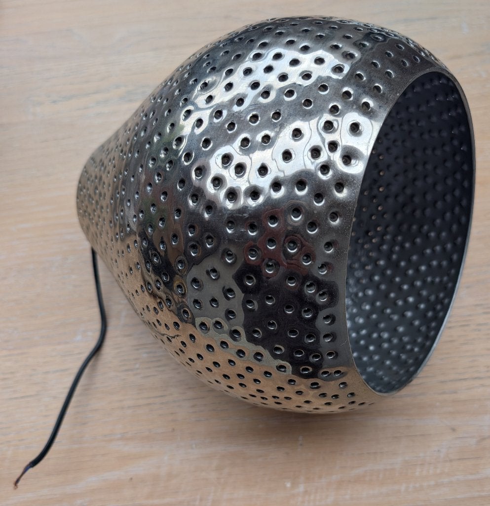 Metalen lamp met decoratief geperforeerd patroon, Ophalen of Verzenden, Zo goed als nieuw, Metaal, E27 (groot)