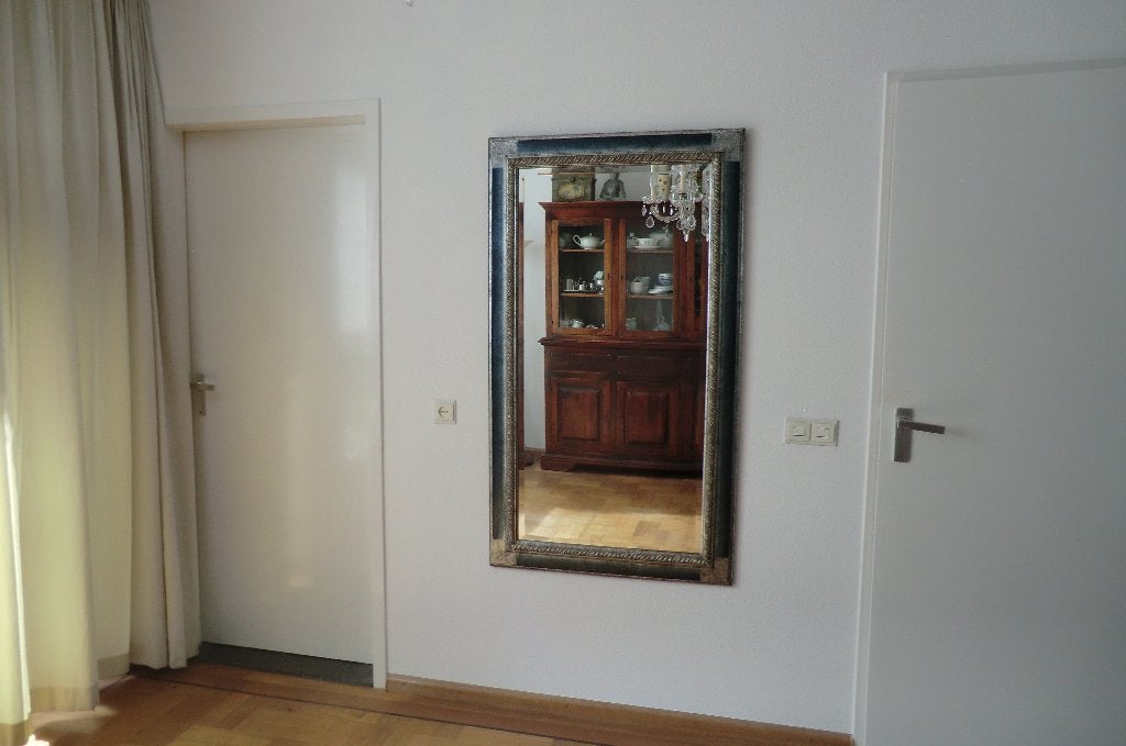 grote spiegel in houten zilverkleurige lijst, Ophalen, Gebruikt, 100 tot 150 cm, 75 tot 100 cm