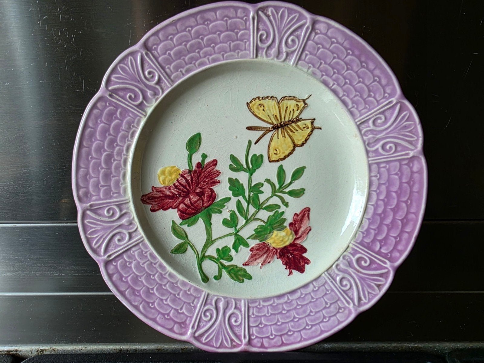 Barbotine bord bloemen vlinder, Ophalen of Verzenden