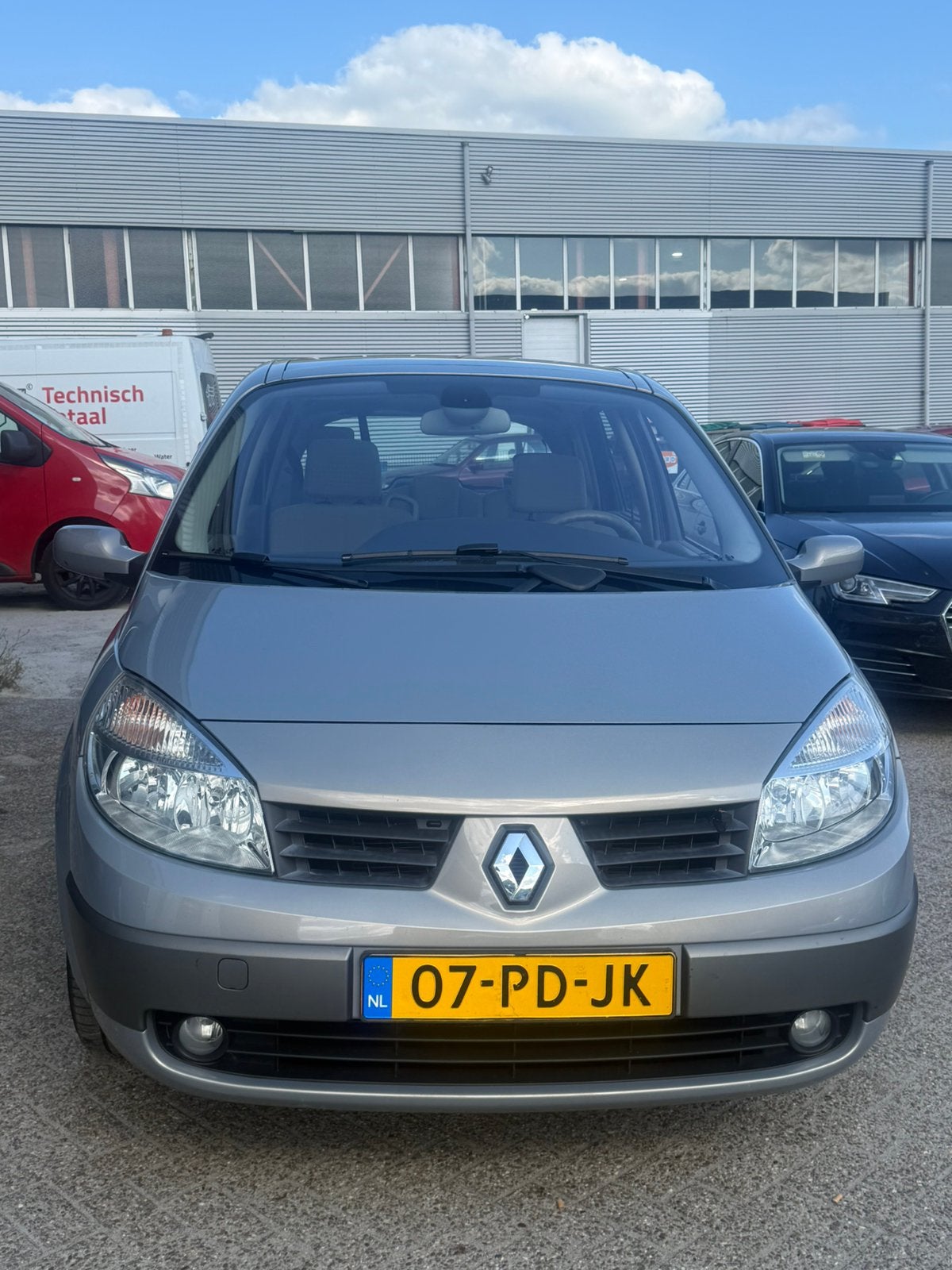RENAULT MEGANE SCENIC Kleur beige Bouwjaar	06-05-2004