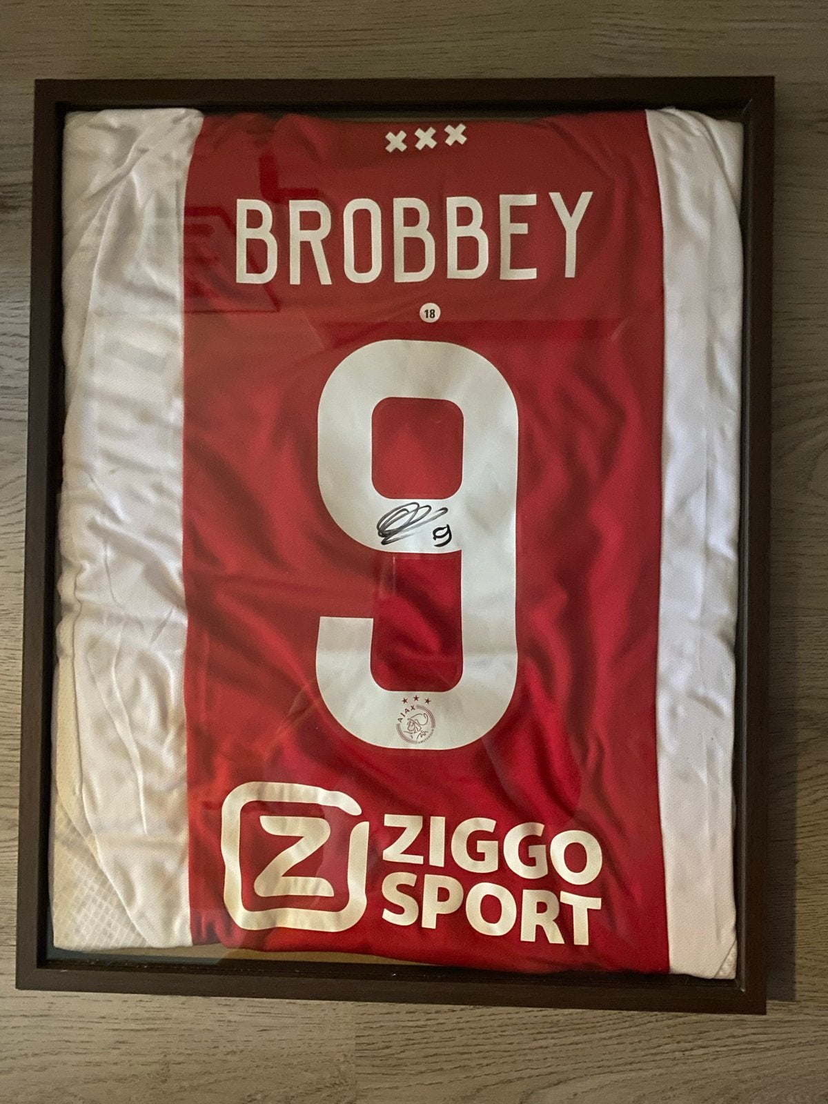 Gesigneerd Ajax Brobbey shirt ingelijst, Ophalen of Verzenden, Zo goed als nieuw, Shirt