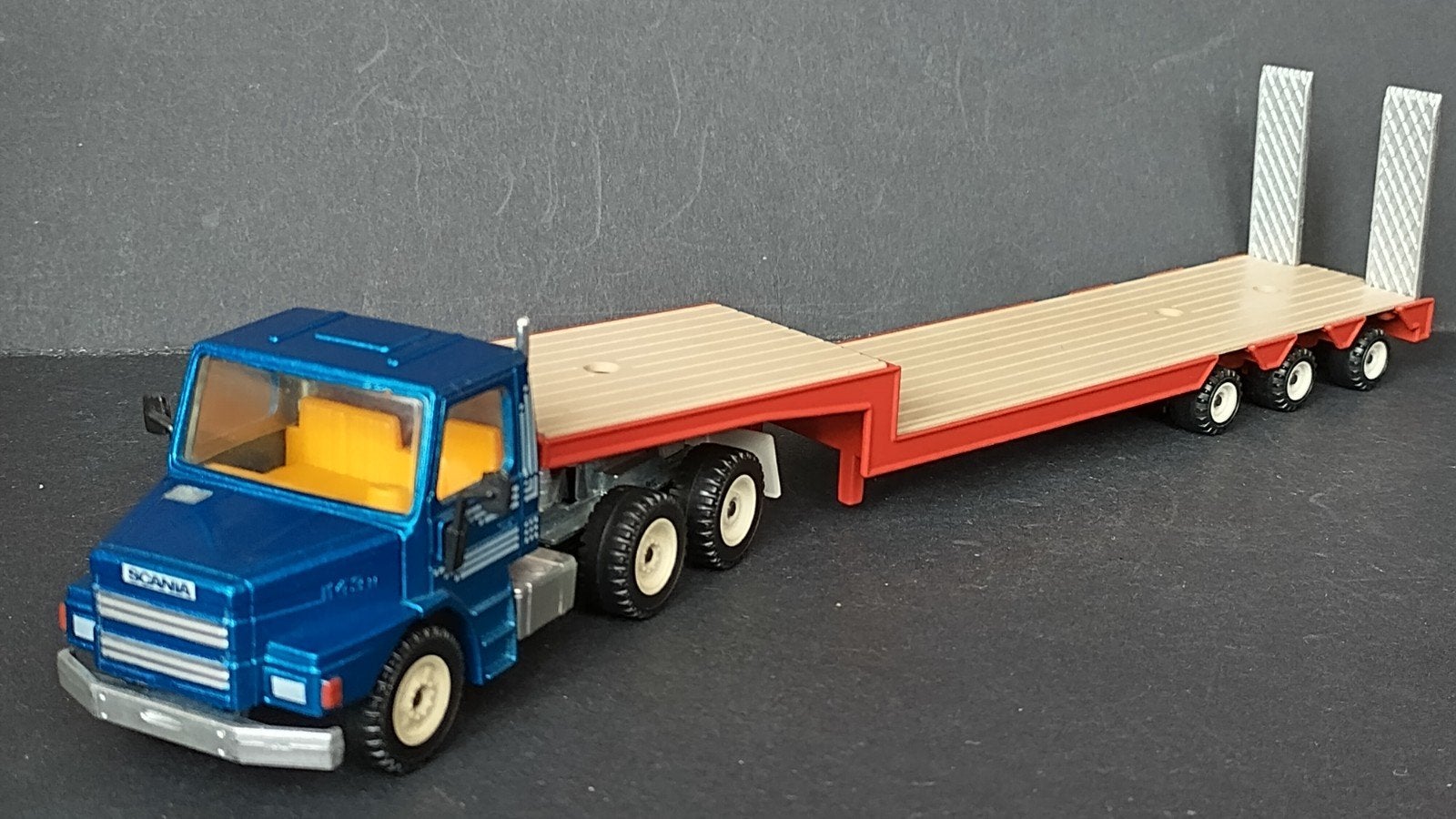 Scania 143 H dieplader 1:55 Siku 3911 Pol, SIKU, Verzenden, Zo goed als nieuw, Bus of Vrachtwagen