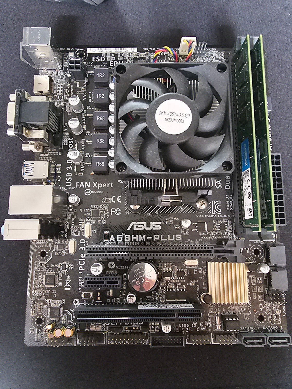 ASUS A68HM-PLUS Moederbord met AMDCPU, Gebruikt, DDR3, Ophalen of Verzenden, Micro-ATX