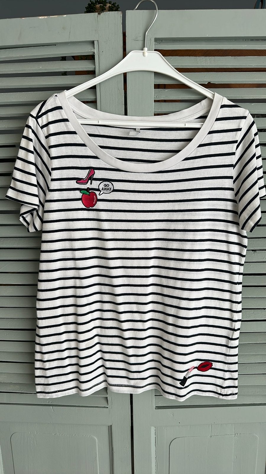 Only T-shirt wit zwart gestreept met patches maat M, Maat 38/40 (M), Wit, Ophalen of Verzenden, Zo goed als nieuw