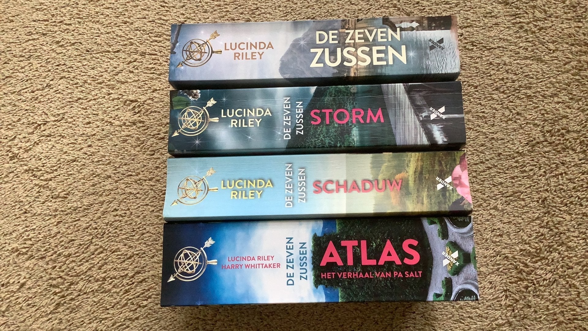 Licinda Riley, 4x: De zeven zussen - Storm - Schaduw - Atlas, Boeken, Romans, Ophalen of Verzenden, Zo goed als nieuw, Nederland