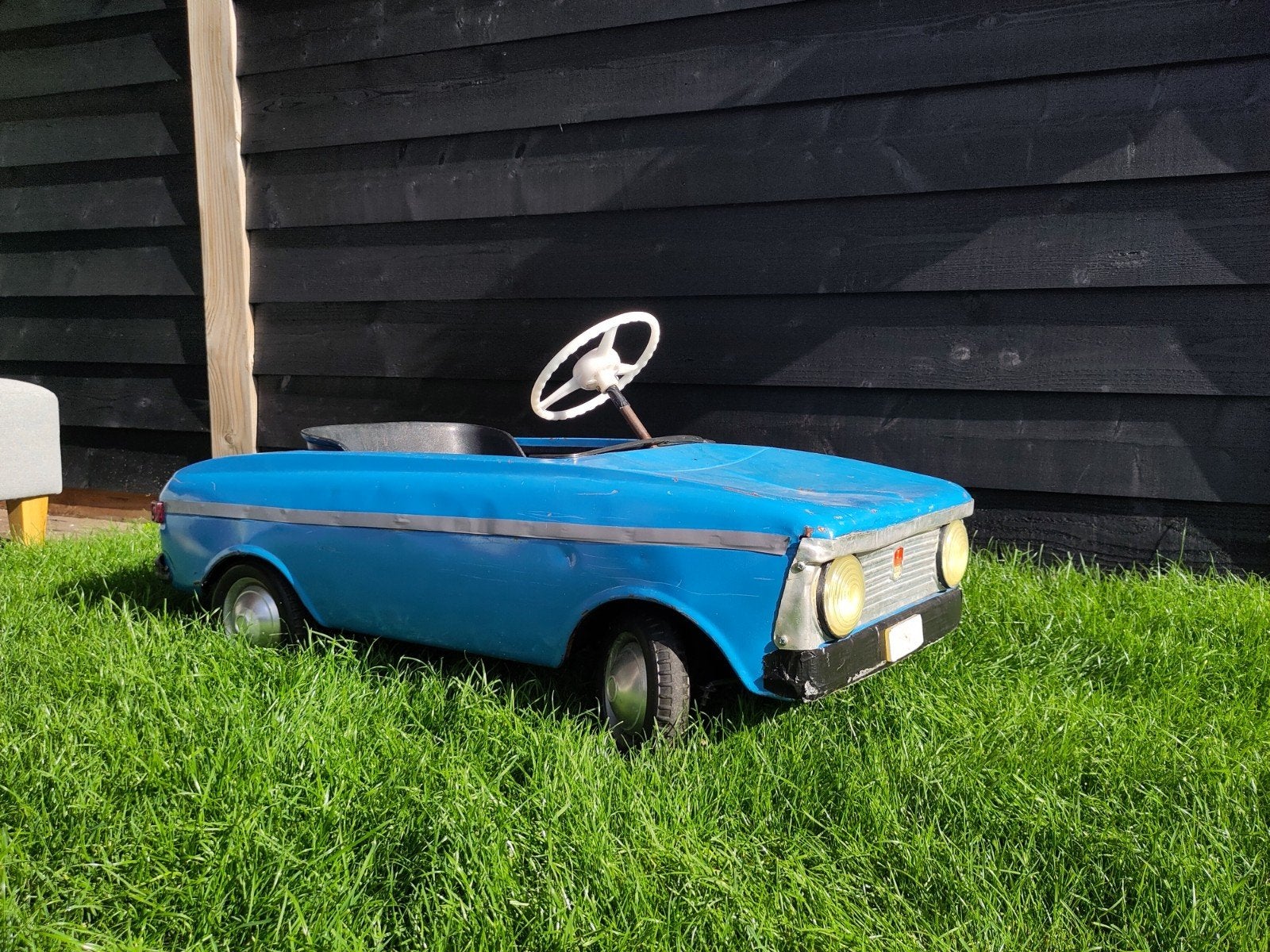 Moskvitch antieke vintage trapauto, Ophalen