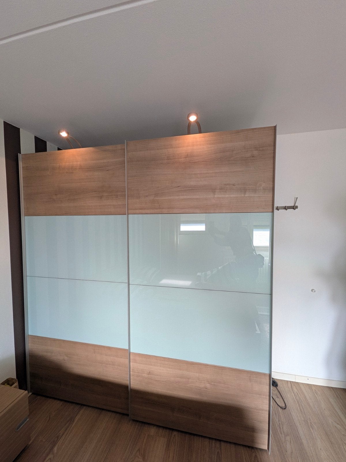 Ruime kledingkast met verlichting, 200x210 cm, Ophalen, Gebruikt, 200 cm of meer, Met plank(en)