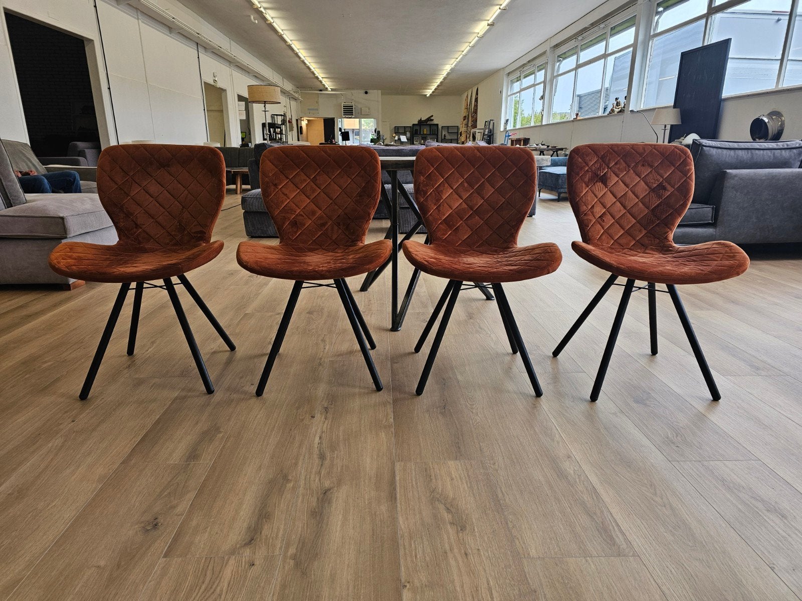 Eetkamer Stoelen 4 stuks - Velvet Cognac, Bruin, Zo goed als nieuw, Info@homefriesland.nl, Kelvinstraat 6 8912BA