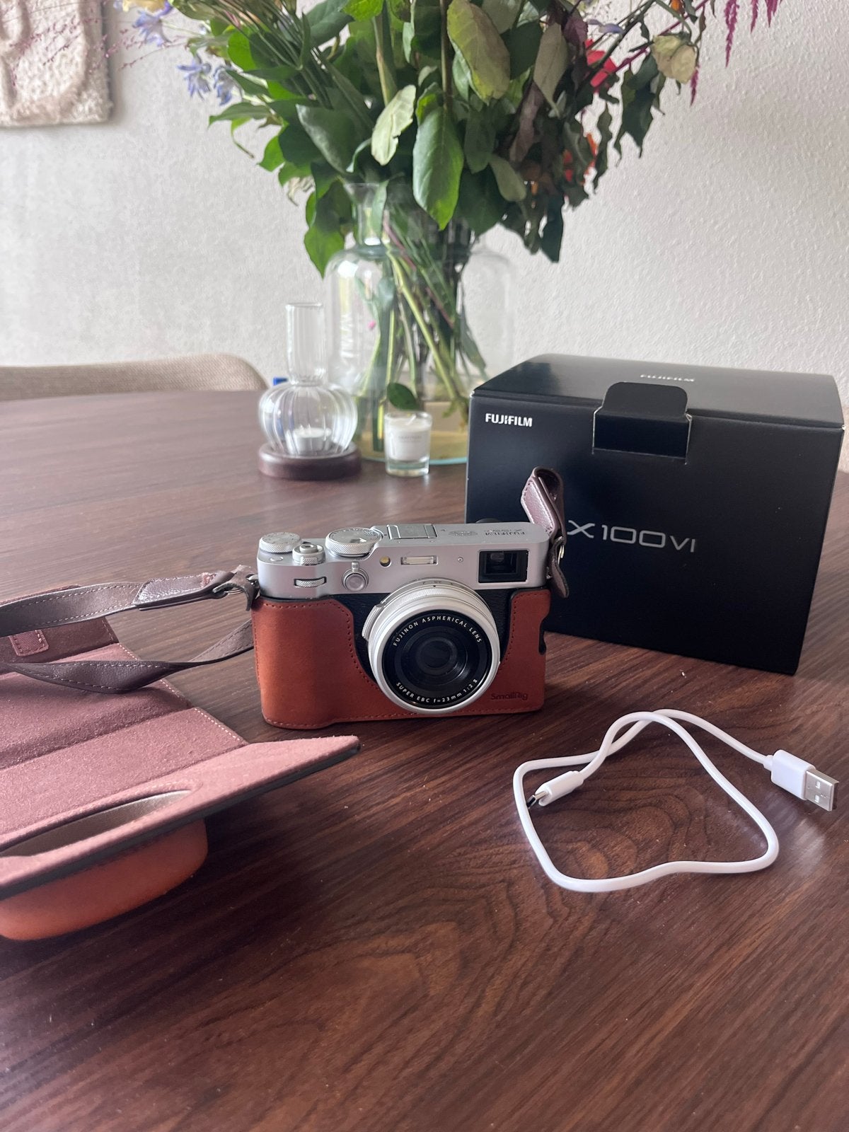 Fujifilm X100VI met case en vintage bescherm set, Ophalen, Zo goed als nieuw, Fujifilm, Compactcamera