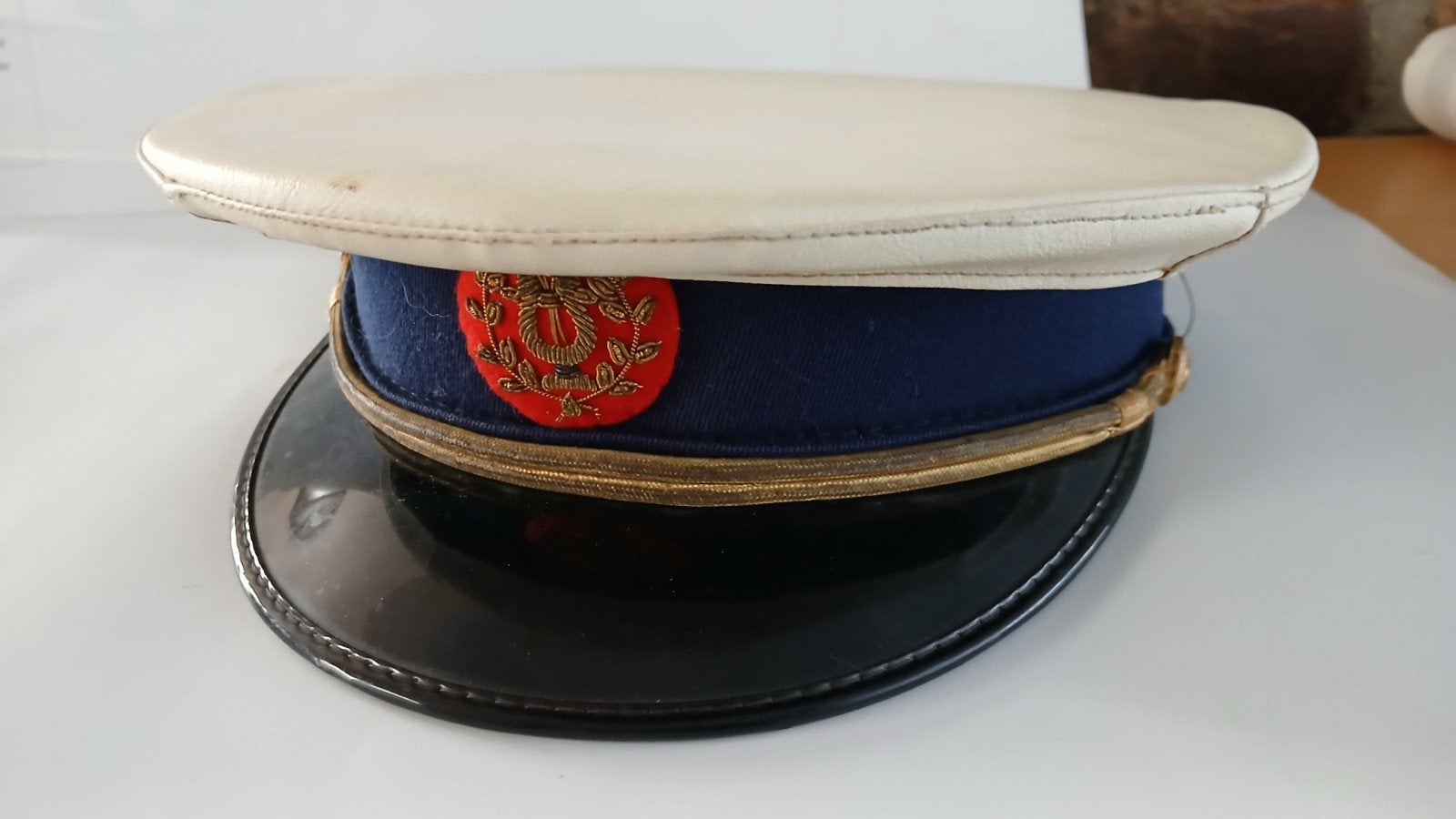 Wit leren platte pet., Ophalen of Verzenden, Landmacht, Nederland, Helm of Baret