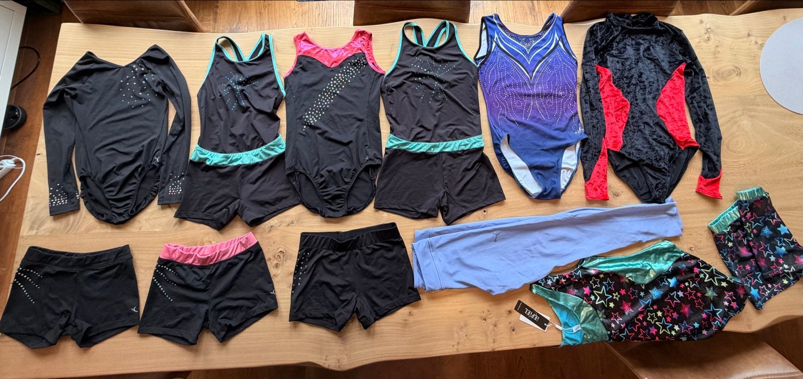 Groot pakket turnpakjes en sportkleding (maat 140-176), Ophalen